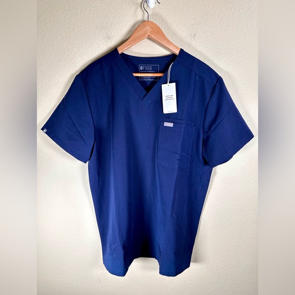 NWT Figs Men's Leon 2-Pocket Top in Navy Blue V-Neck Shirt - Picture 2 of 6